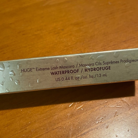 Stila HUGE Extreme Lash Mascara Waterproof - Picture 4 of 16